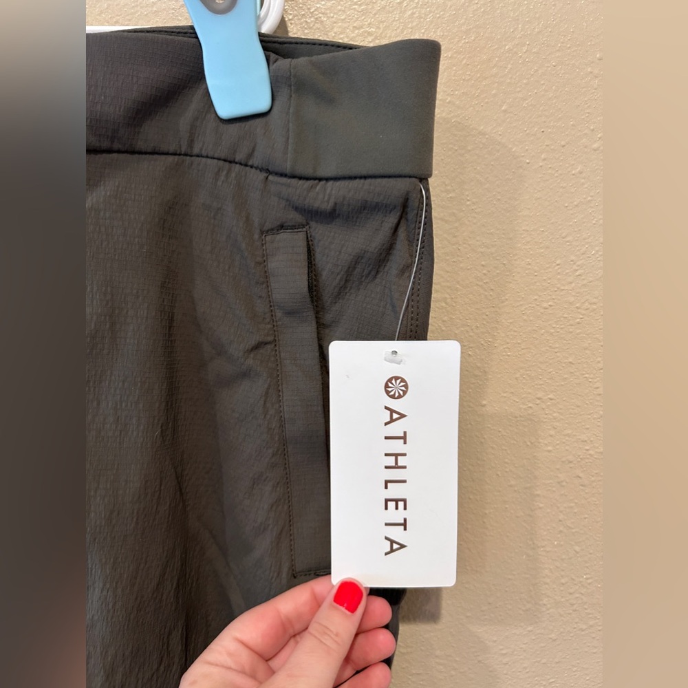 NWT Athleta Trekkie Bermuda 2.0 in MTOL Mountain Olive Green Size 26 NEW #596504 - Picture 2 of 9